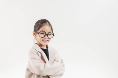 Küçük iş kadını Asya. Beyaz arka planda duran gözlüklü ve resmi giysili tatlı küçük kız.