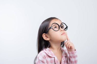 Küçük Asyalı kız beyaz arka plan düşünüyor.