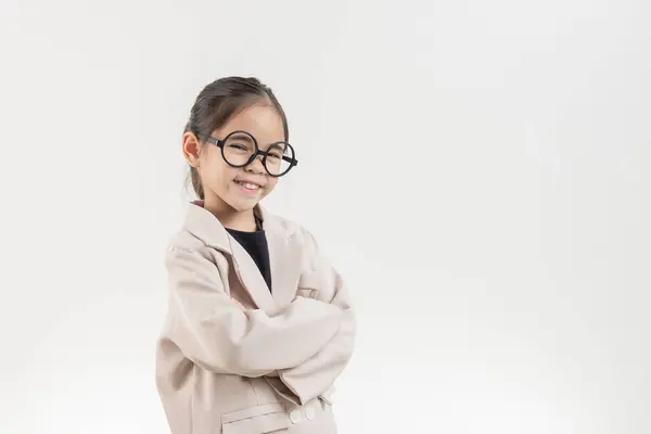 Μικρή Επιχειρηματίας Κυρία Ασία Χαριτωμένο Κοριτσάκι Γυαλιά Και Φορμαρίσματα Στέκεται — Φωτογραφία Αρχείου