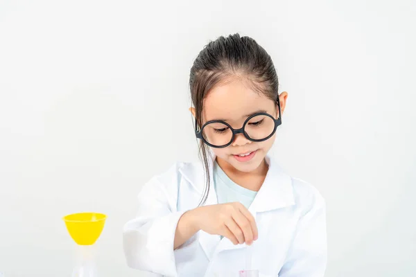 Oktatás Tudomány Gyermekek Koncepció Lány Szemüveg Nagyítóval Tanulmányozása Kémcső Vegyi — Stock Fotó