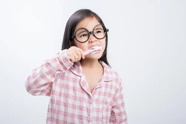 Küçük Kız Asya Dişlerini Fırçalıyor Mutlu Beyaz Arka Plan — Stok fotoğraf
