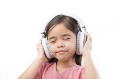 Küçük güzel bir kız Asia 'nın kulaklığı beyaz bir arka plana koyması..