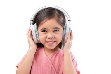 Küçük güzel bir kız Asia 'nın kulaklığı beyaz bir arka plana koyması..