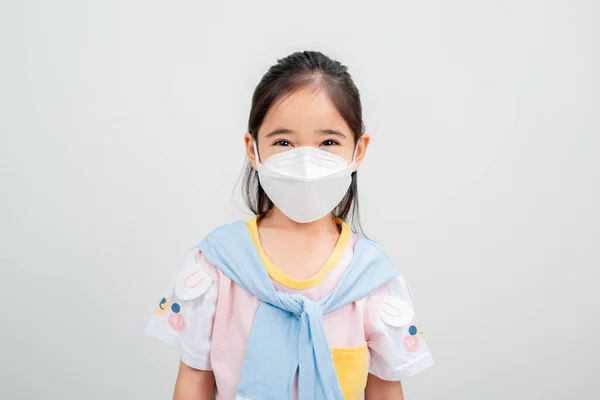 Азіатська Маленька Дівчинка Респіраторній Масці Захисту Від Спалаху Коронавірусу Вказує — стокове фото