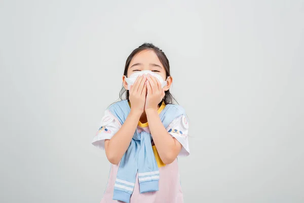 Menina Asiática Usando Máscara Respiradora Para Proteger Surto Coronavírus Apontando — Fotografia de Stock