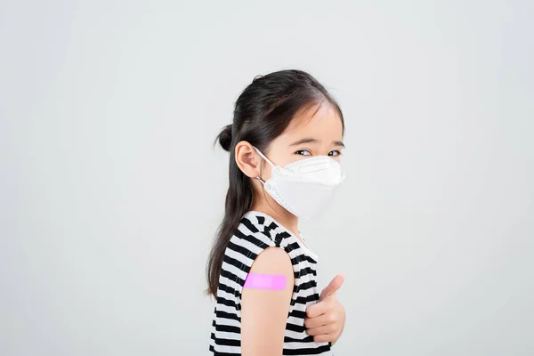 Ázsiai Kislány Orvosi Maszkkal Mutatja Karját Kötéssel Vírus Oltás Után — Stock Fotó