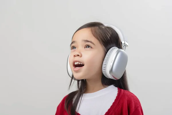 Lttle Menina Ásia Bonito Desfrutando Seus Fones Ouvido Música Isolado — Fotografia de Stock