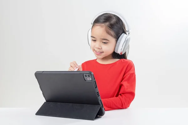 Kleines Mädchen Asiatisch Niedlich Setzen Auf Kopfhörer Haben Videoanruf Entfernte — Stockfoto