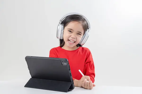 Kleines Mädchen Asiatisch Niedlich Setzen Auf Kopfhörer Haben Videoanruf Entfernte — Stockfoto