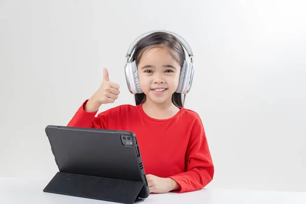 Mała Dziewczyna Azjatyckie Słodkie Umieścić Słuchawki Mają Wideo Połączenie Odległe — Zdjęcie stockowe