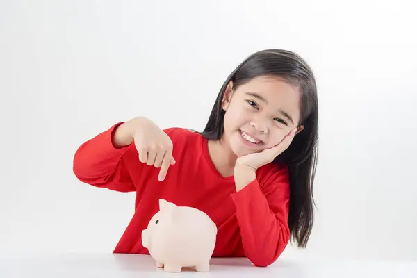 Μικρό Κορίτσι Από Την Ασία Εξοικονομεί Χρήματα Ένα Κουμπαρά Μαθαίνοντας — Φωτογραφία Αρχείου