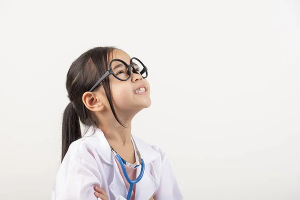 Asia Kleines Mädchen Spielt Arzt Isoliert Auf Weiß — Stockfoto