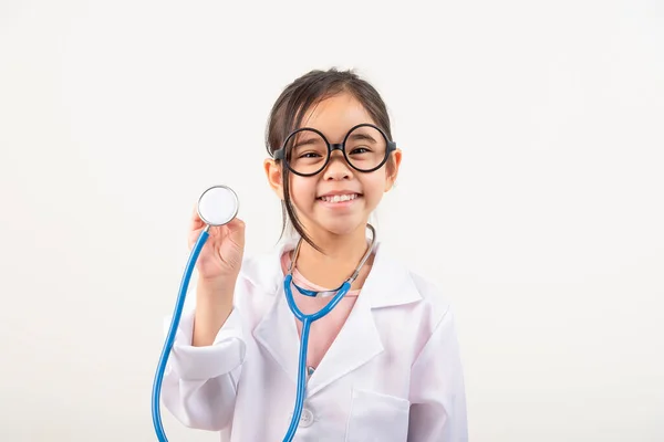 アジアの小さな女の子は白で孤立した医者を演じます — ストック写真