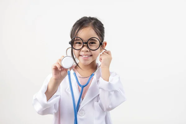Ασία Κοριτσάκι Παίζει Γιατρό Απομονωμένο Λευκό — Φωτογραφία Αρχείου
