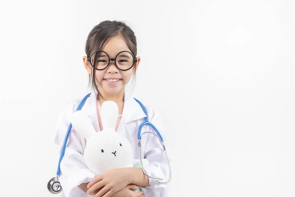 Asie Malá Dívka Hrát Lékař Malý Králík Panenka Izolované Bílý — Stock fotografie