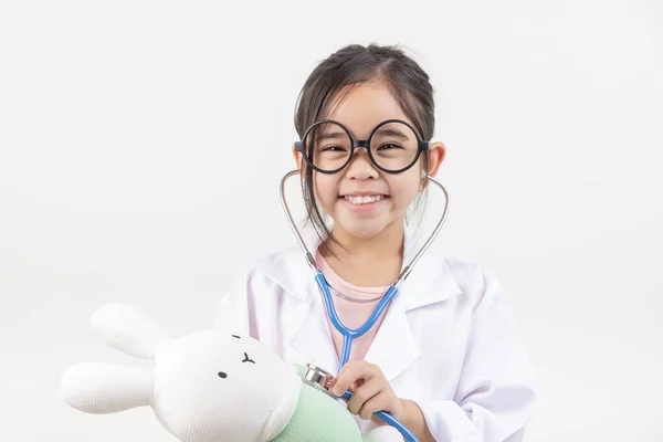Asie Malá Dívka Hrát Lékař Malý Králík Panenka Izolované Bílý — Stock fotografie