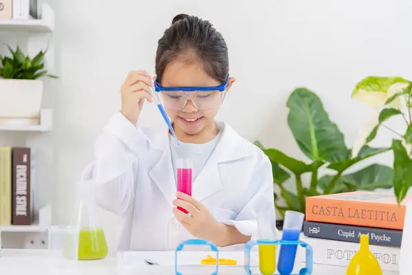 Boldog Ázsiai Kislány Flaskákkal Kémia Tudomány Elszigetelt Fehér Alapon — Stock Fotó