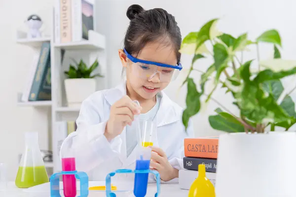 Szczęśliwy Azji Mała Dziewczynka Kolby Dla Chemii Nauka Izolowane Białym — Zdjęcie stockowe