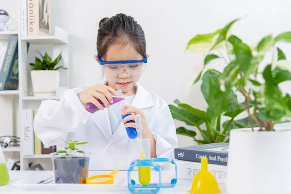 Ευτυχισμένο Κοριτσάκι Της Ασίας Φιάλες Χημείας Απομονωμένο Λευκό Φόντο — Φωτογραφία Αρχείου