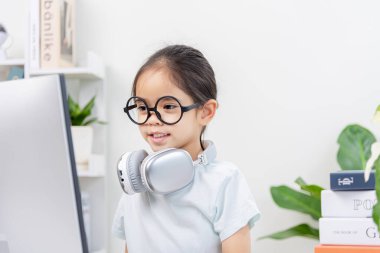 Evde video dersi alan küçük bir çocuk..