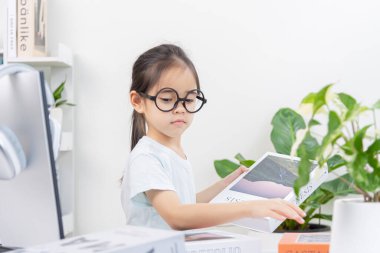 Evde video dersi alan küçük bir çocuk..