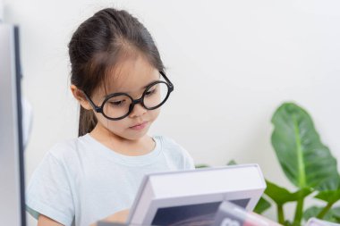 Evde video dersi alan küçük bir çocuk..