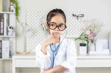Beyaz paltolu ve steteskoplu akıllı doktor Küçük Kız.