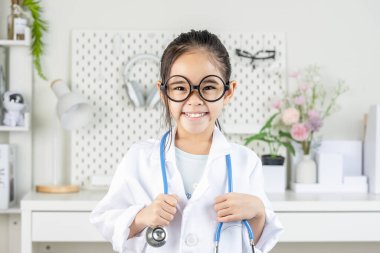 Beyaz paltolu ve steteskoplu akıllı doktor Küçük Kız.