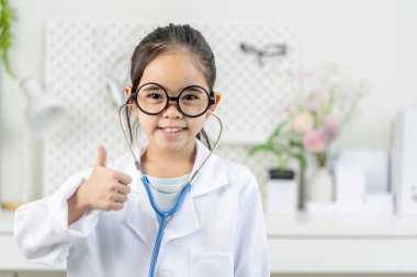 Beyaz paltolu ve steteskoplu akıllı doktor Küçük Kız.