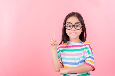 Pembe arka planda poz veren Asyalı çocuk resmi