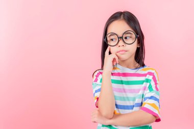 Pembe arka planda poz veren Asyalı çocuk resmi