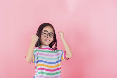 Pembe arka planda poz veren Asyalı çocuk resmi