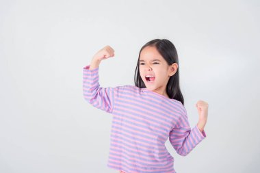 Beyaz arkaplanda poz veren Asyalı çocuk resmi