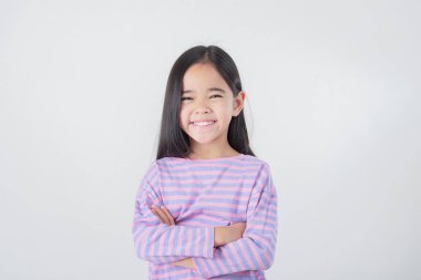 Beyaz arkaplanda poz veren Asyalı çocuk resmi