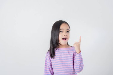 Beyaz arkaplanda poz veren Asyalı çocuk resmi