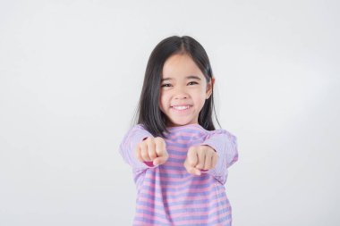 Beyaz arkaplanda poz veren Asyalı çocuk resmi