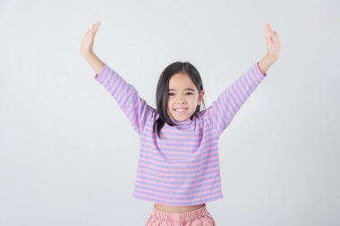 Beyaz arkaplanda poz veren Asyalı çocuk resmi