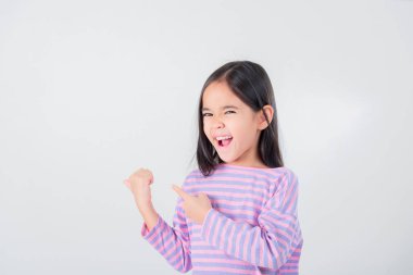 Beyaz arkaplanda poz veren Asyalı çocuk resmi