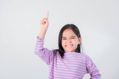 Beyaz arkaplanda poz veren Asyalı çocuk resmi