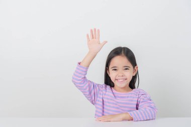 Beyaz arkaplanda poz veren Asyalı çocuk resmi