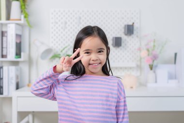 Beyaz arkaplanda poz veren Asyalı çocuk resmi