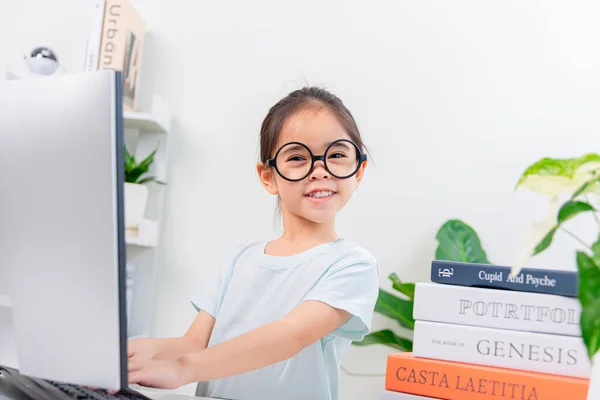 Asien Ein Kleines Mädchen Lernt Mit Video Online Unterricht Hause — Stockfoto