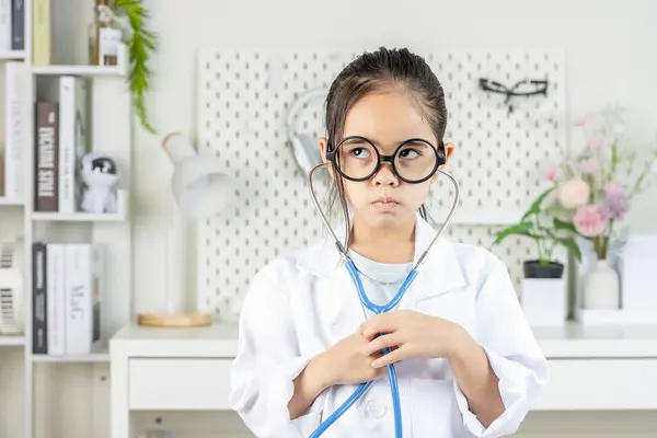 Умный Доктор Маленькая Девочка Белом Медицинском Халате Стетоскоп — стоковое фото