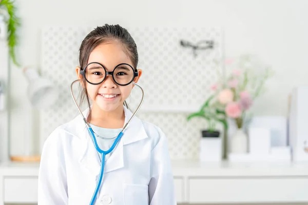 Inteligentny Lekarz Mała Dziewczynka Białym Płaszczem Medycznym Stetoskopem — Zdjęcie stockowe
