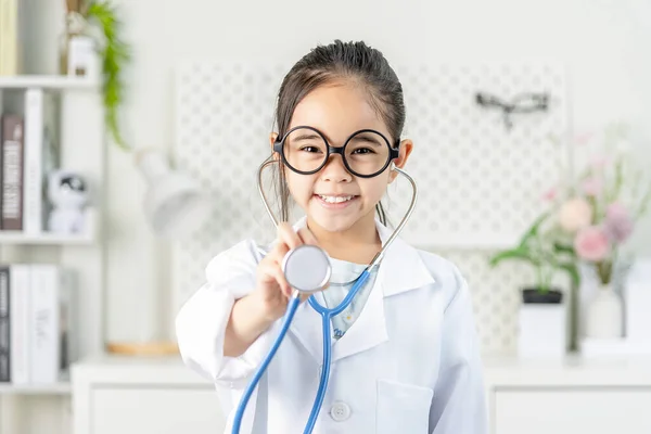 Médecin Intelligent Petite Fille Avec Manteau Médical Blanc Stéthoscope — Photo