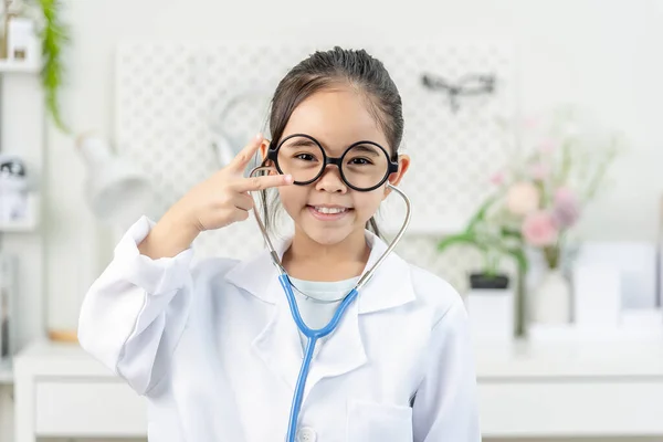 Умный Доктор Маленькая Девочка Белом Медицинском Халате Стетоскоп — стоковое фото