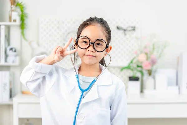 Inteligentny Lekarz Mała Dziewczynka Białym Płaszczem Medycznym Stetoskopem — Zdjęcie stockowe