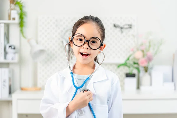 Médecin Intelligent Petite Fille Avec Manteau Médical Blanc Stéthoscope — Photo