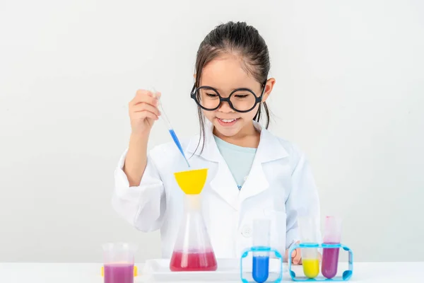 Bildung Wissenschaft Und Kinder Konzeptgirl Brille Mit Lupe Studiert Reagenzglas lizenzfreie Stockbilder