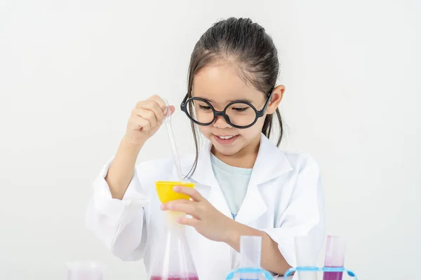 Bildung Wissenschaft Und Kinder Konzeptgirl Brille Mit Lupe Studiert Reagenzglas Stockbild